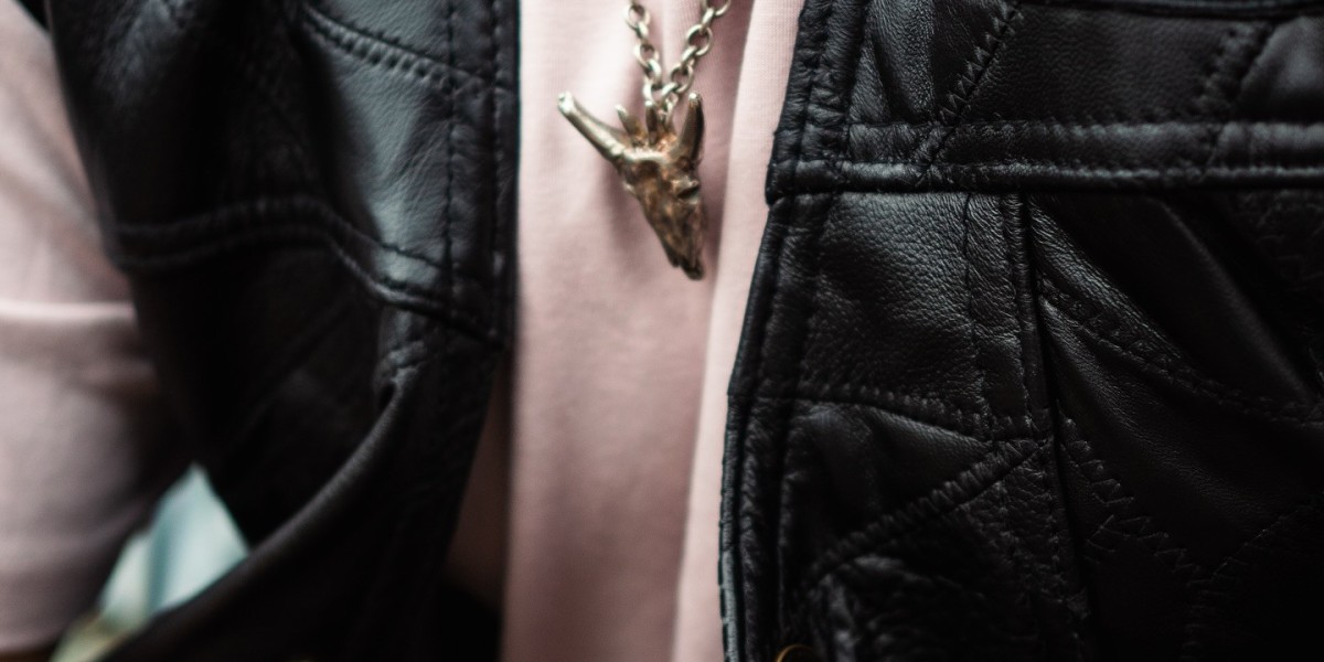 Why Are Oversized Silver Chain Necklaces Trending Over Minimalist Chains for Men?