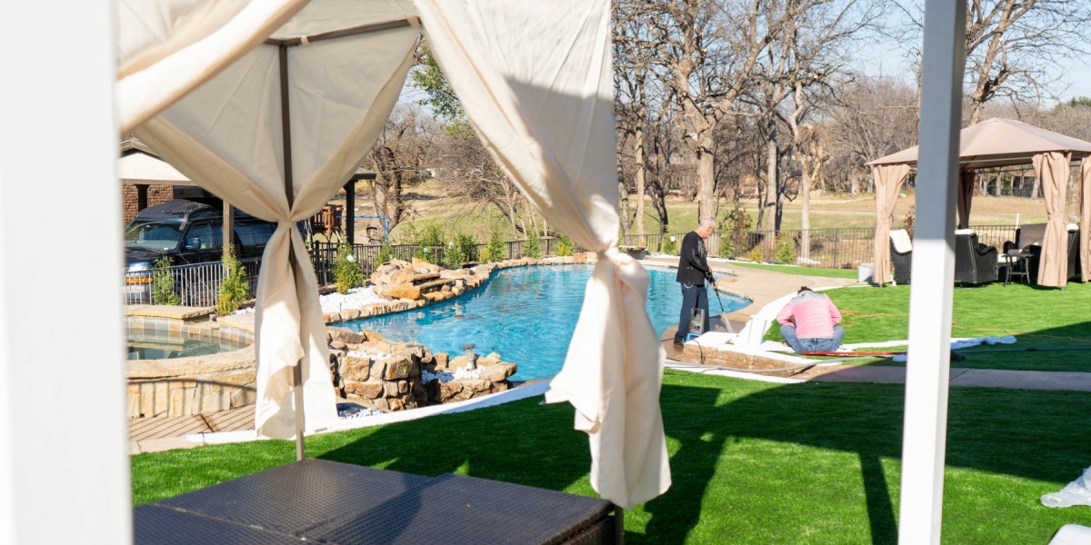 Pool and Landscape Design: How Custom Pool Builders Create Stunning Outdoor Spaces